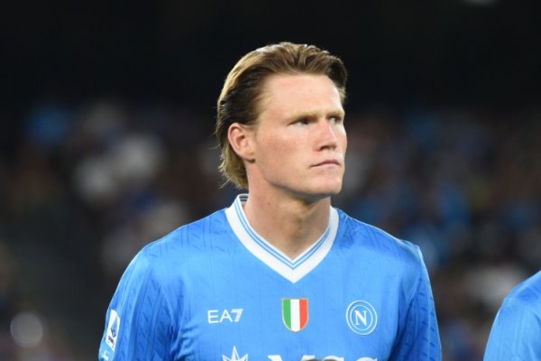 迪马:麦克托米奈有望在欧冠杆位 霍伊伦缺席球队练习 出战成疑 迪马:麦克托米奈有望在欧冠杆位 霍伊伦缺席球队练习 出战成疑