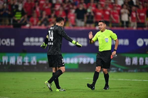 泰国裁判    西瓦功执法蒙超总决赛  次局  ，曾多次执法亚冠和中超焦点战