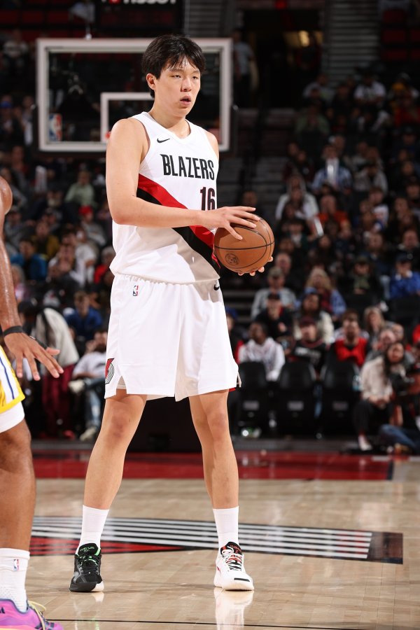 媒体人：相信小杨已有体会 在NBA要先下手为强 别客气自信多用脑