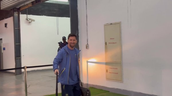 客战安哥拉！阿根廷队已抵达体育场，梅西下大巴车后微微一笑😀