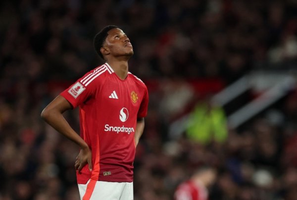 太阳报：奥比·马丁随曼联一线队训练，舍什科受伤或让他得到机会