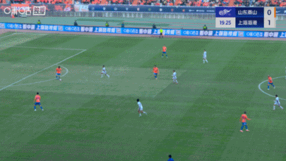 立功！莱昂纳多反越位违例  形成单刀赴会，王大雷快速  出击将球封出